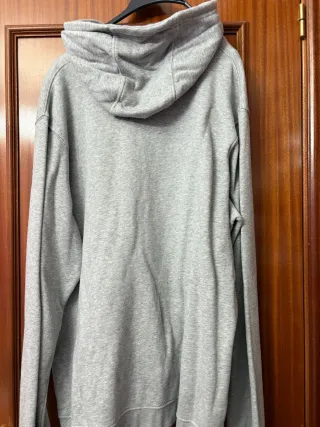 Sudadera Nike gris con camuflaje verde