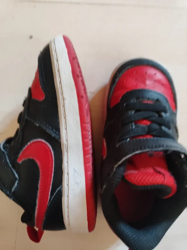 Zapatillas Nike 2 años rojas y negras