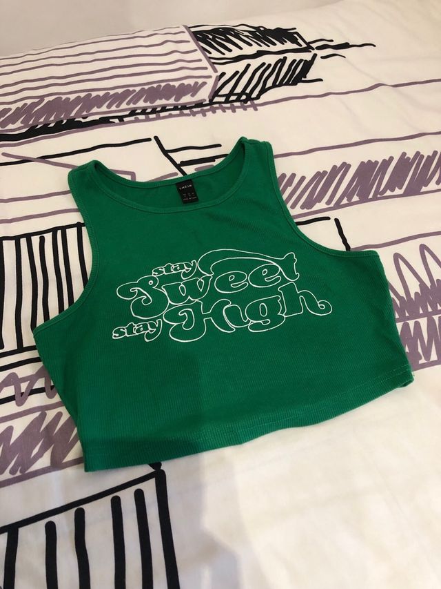 Crop top verde con lettering