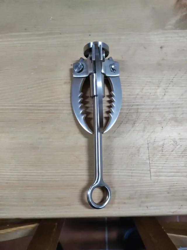 Garra de escalada metálica