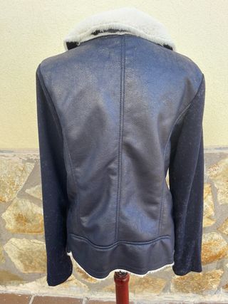 Chaqueta azul marino con pelo