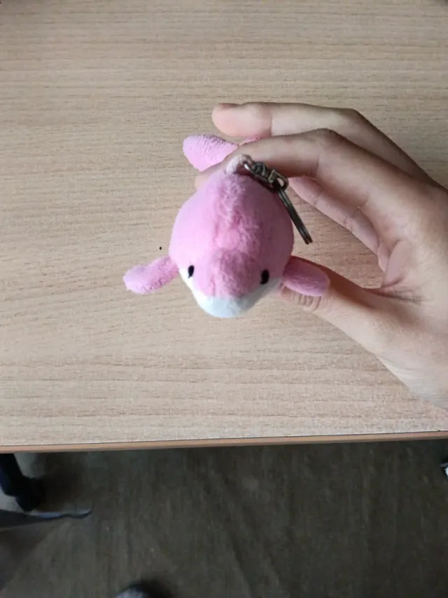 Llavero de peluche de delfín rosa