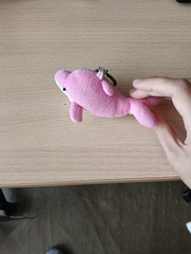 Llavero de peluche de delfín rosa