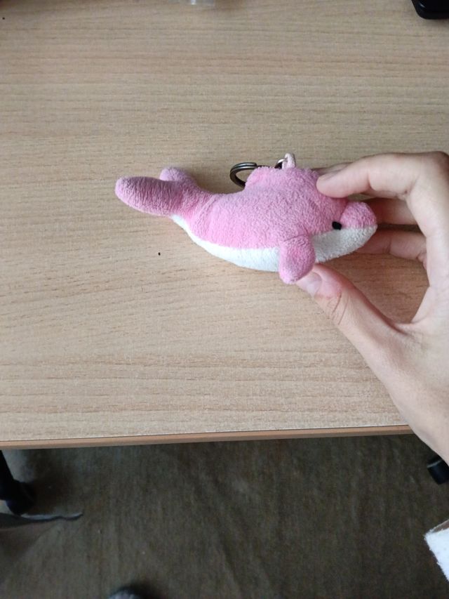 Llavero de peluche de delfín rosa