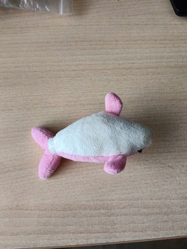 Llavero de peluche de delfín rosa