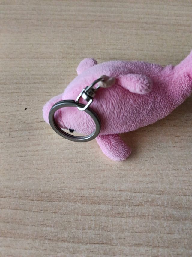 Llavero de peluche de delfín rosa