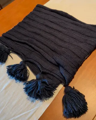Bufanda tejida con flecos