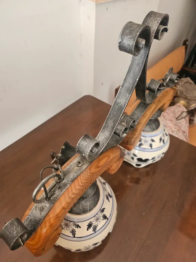 Lámpara antigua de forja y madera