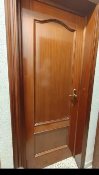 7 puertas de madera de roble con manillas doradas