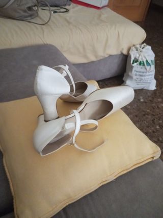 Zapatos de tacón blancos