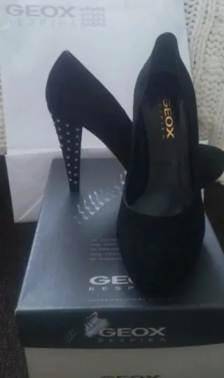 Zapatos tacón Geox piel negros tachuelas