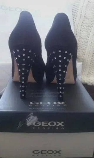 Zapatos tacón Geox piel negros tachuelas