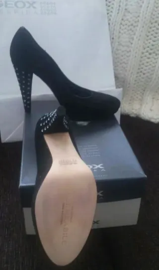Zapatos tacón Geox piel negros tachuelas
