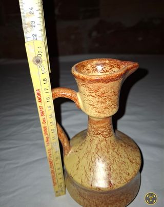 Antica brocca in terracotta