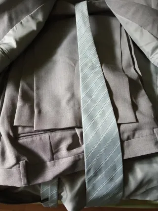 Traje gris claro con corbata