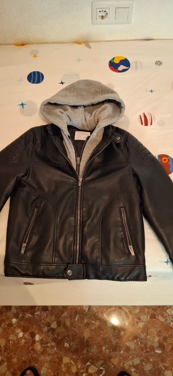 Giacca nera con cappuccio taglia 9 anni, ZARA