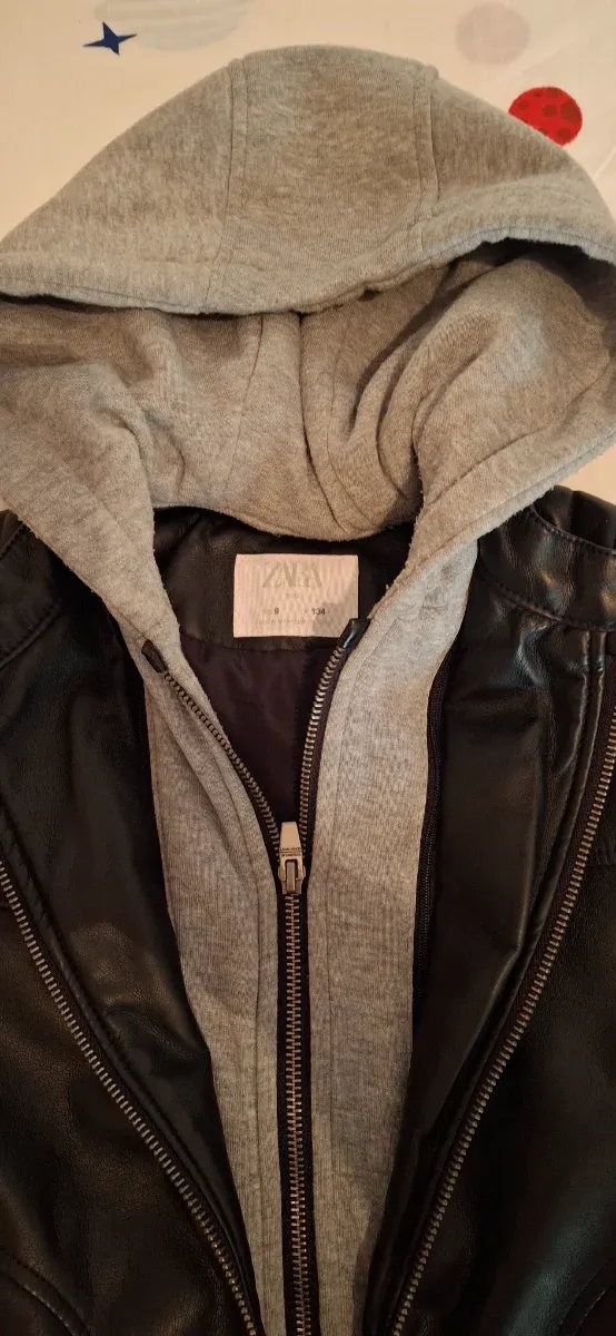 Giacca nera con cappuccio taglia 9 anni, ZARA