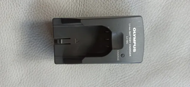 Cargador Olympus LI-10C