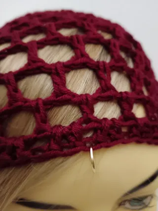 Cuffia rete bordeaux con anellini dorati