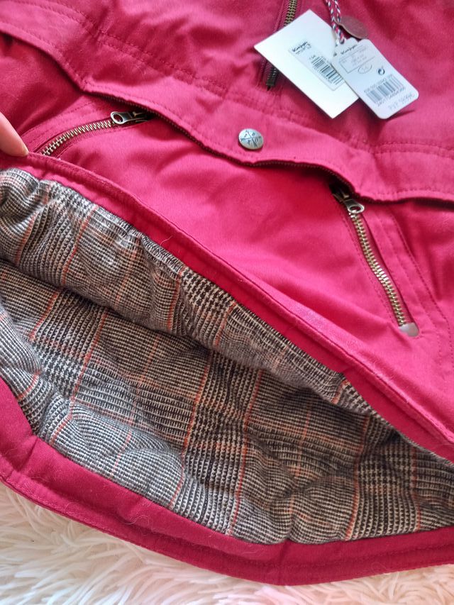 Abrigo infantil rojo nuevo T.5-6
El Corte Inglés