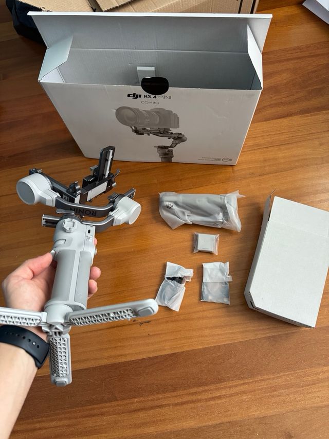 DJI RS 4 Mini Combo Gimbal