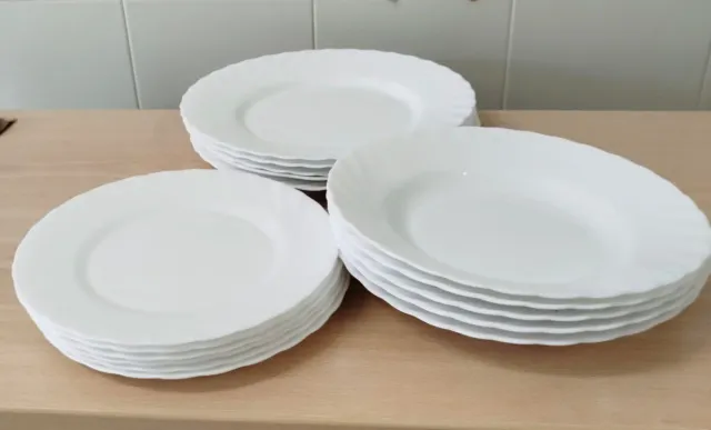 Juego de  platos blancos de porcelana