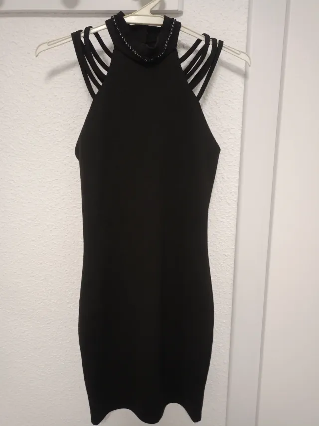 Vestido negro con tiras y pedrería