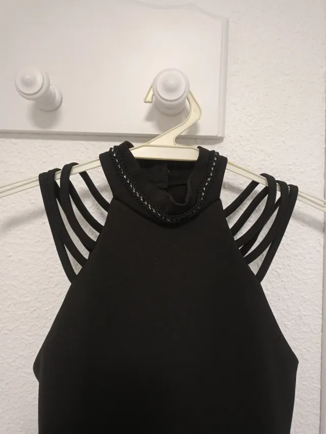 Vestido negro con tiras y pedrería