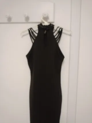 Vestido negro con tiras y pedrería