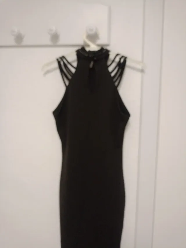 Vestido negro con tiras y pedrería