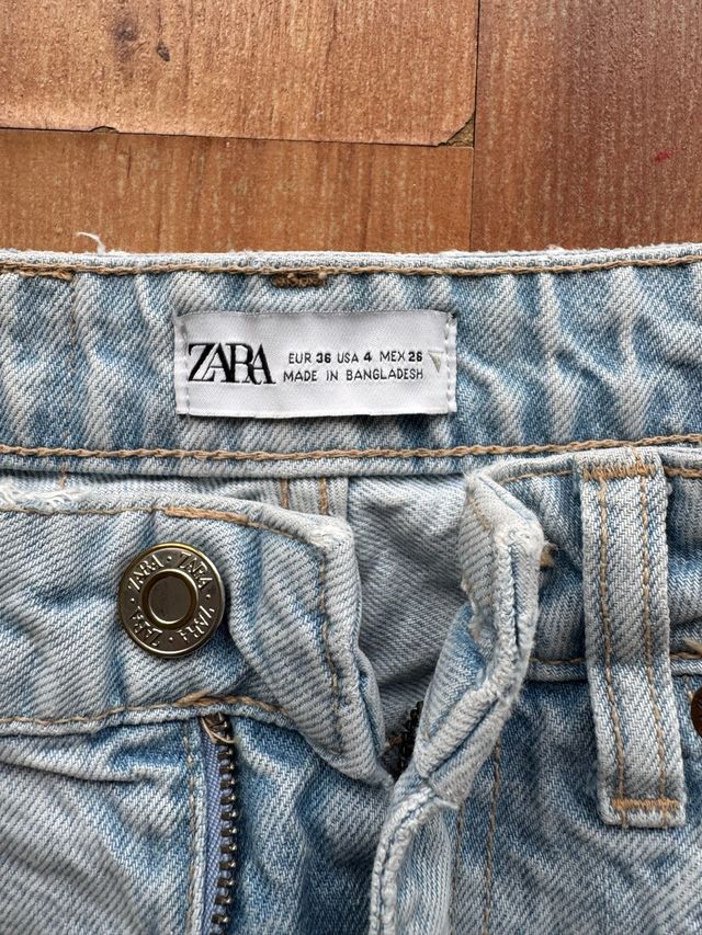 Zara Jeans Boyfriend Fit Talla XS con Roturas