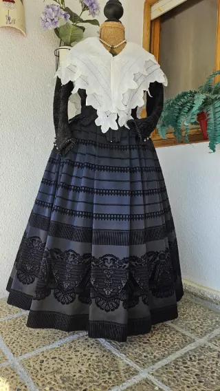 Basquiña tradicional bordada