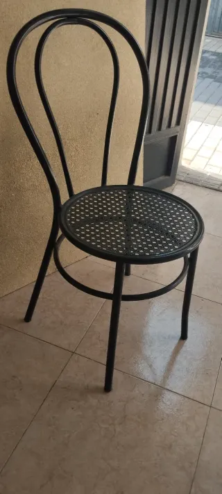 Silla de metal negra