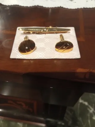 Conjunto Gemelos y Pisacorbata Dorado