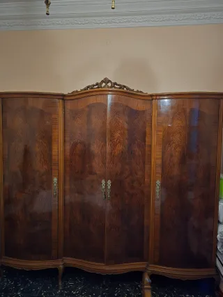 Armario antiguo de madera