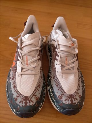 Zapatillas Hoka speedgoat 6 T44 2/3 sin estrenar.