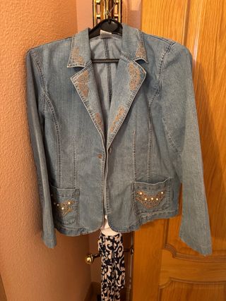 Chaqueta vaquera con bordado