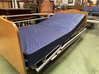 Cama hospitalaria con colchón azul