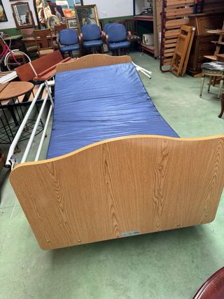 Cama hospitalaria con colchón azul