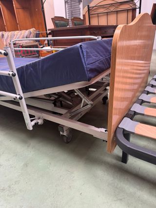 Cama hospitalaria con colchón azul