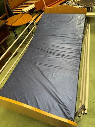 Cama hospitalaria con colchón azul