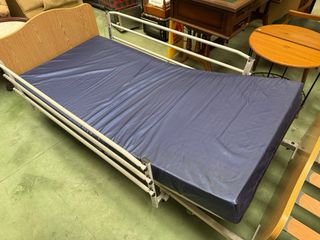 Cama hospitalaria con colchón azul