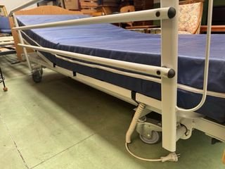 Cama hospitalaria con colchón azul