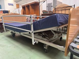 Cama hospitalaria con colchón azul