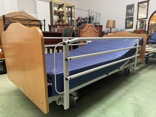Cama hospitalaria con colchón azul