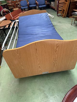 Cama hospitalaria con colchón azul