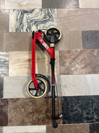 Patinete plegable, con freno yregulable en altura.