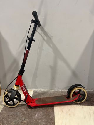 Patinete plegable, con freno yregulable en altura.