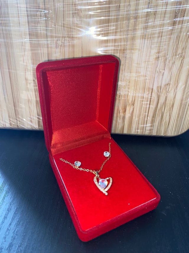Conjunto collar y pendientes corazón