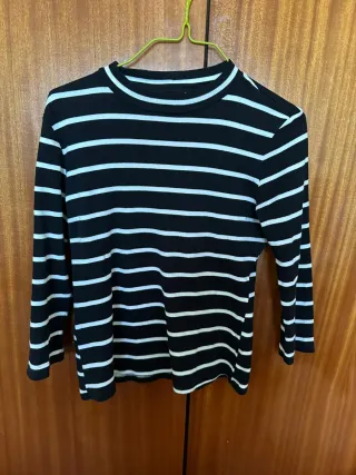 Camiseta de rayas blanca y negra